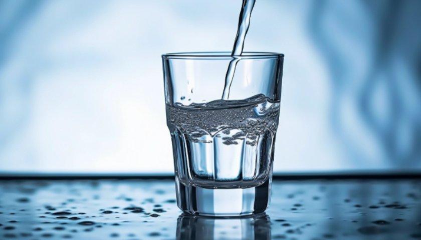 一瓶几十元 白酒巨头狂卷“光瓶酒”